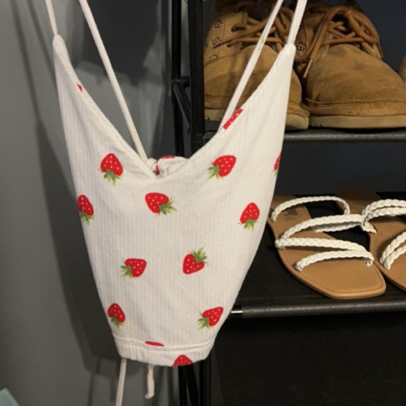 white strawberry top - Picture 1 of 1